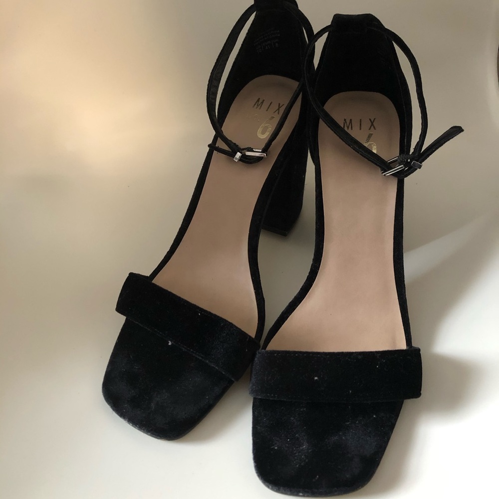 Women’s black heel size 10